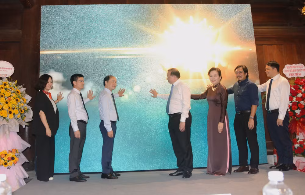 Các đại biểu thực hiện nghi thức phát động cuộc thi.