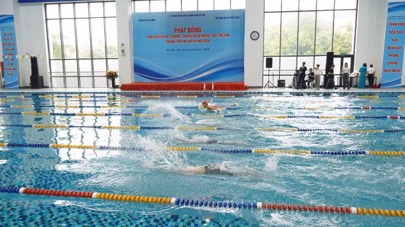 Các em học sinh bơi lội trong chương trình phát động.