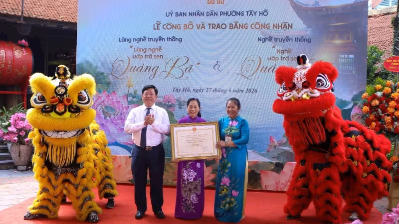 Các nghệ nhân trà sen phường Tây Hồ phấn khởi khi nghề truyền thống được vinh danh.