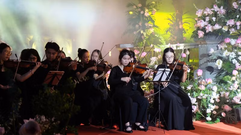 Các nghệ sĩ trình diễn trong không gian mở được trang trí lãng mạn.