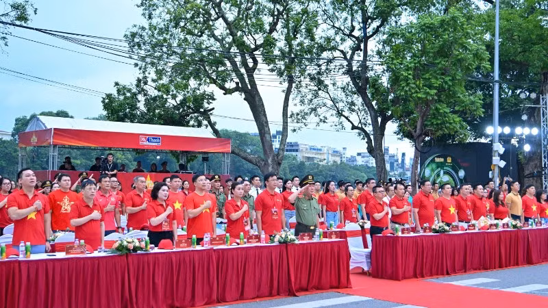 Các đại biểu trang nghiêm trong Lễ chào cờ. (Ảnh: THỦY NGUYÊN)