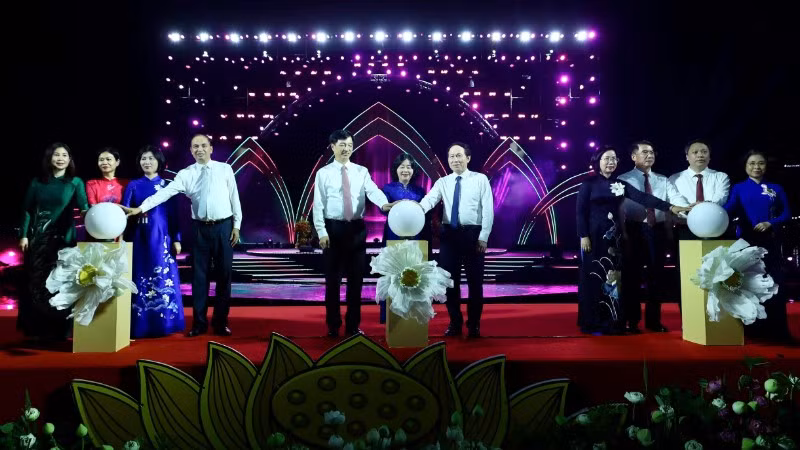 Các đại biểu nhấn nút khai mạc Lễ hội Sen Hà Nội 2026.
