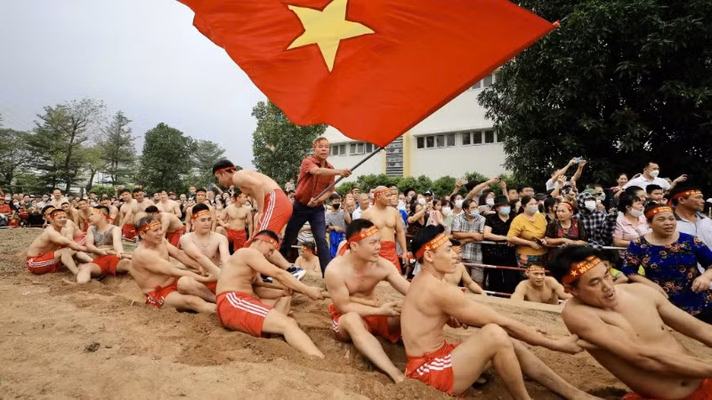 Thực hành nghi lễ và trò chơi Kéo co ngồi tại Long Biên (Hà Nội).