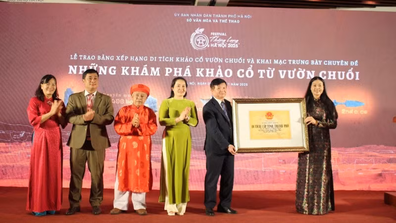 Giám đốc Sở Văn hóa và Thể thao Hà Nội Bạch Liên Hương trao Bằng công nhận Di tích lịch sử Văn hoá cấp thành phố cho đại diện chính quyền, nhân dân xã Hoài Đức.