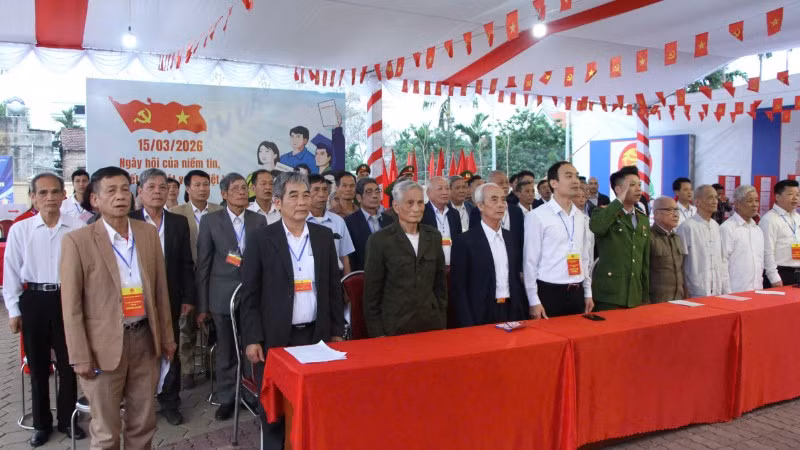 Các đại biểu trang nghiêm trong lễ chào cờ trước giờ bỏ phiếu.