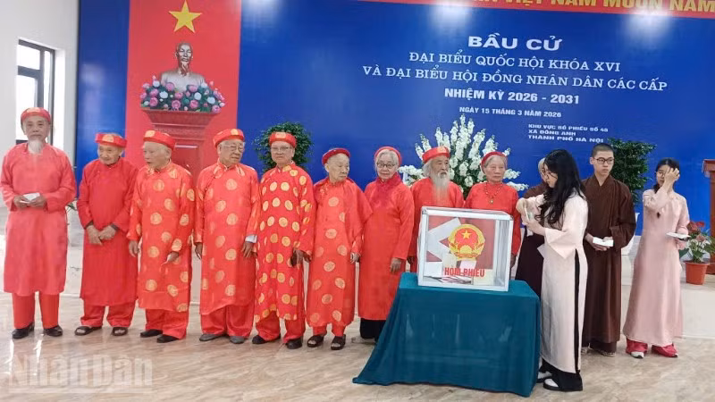Cử tri cao tuổi tại Đông Anh được ưu tiên bỏ phiếu sớm.