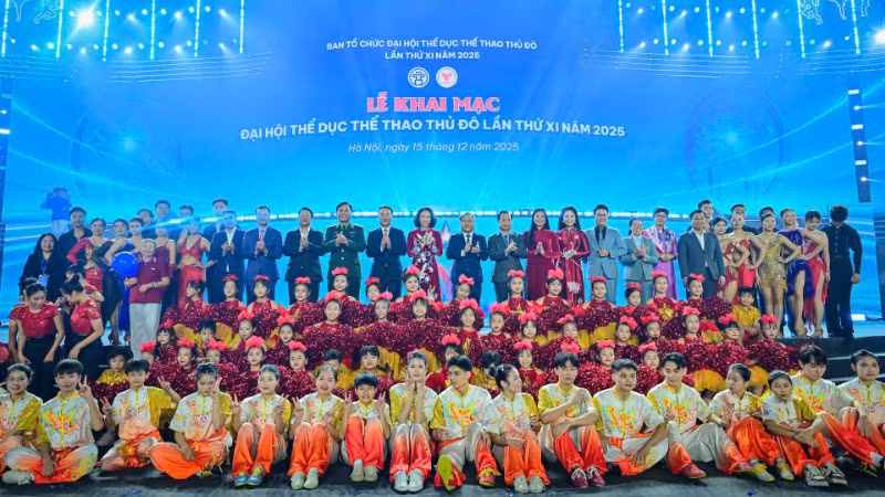 Lãnh đạo thành phố Hà Nội chung vui với các vận động viên, các nghệ sĩ tham gia Lễ khai mạc. (Ảnh: BẢO LONG)
