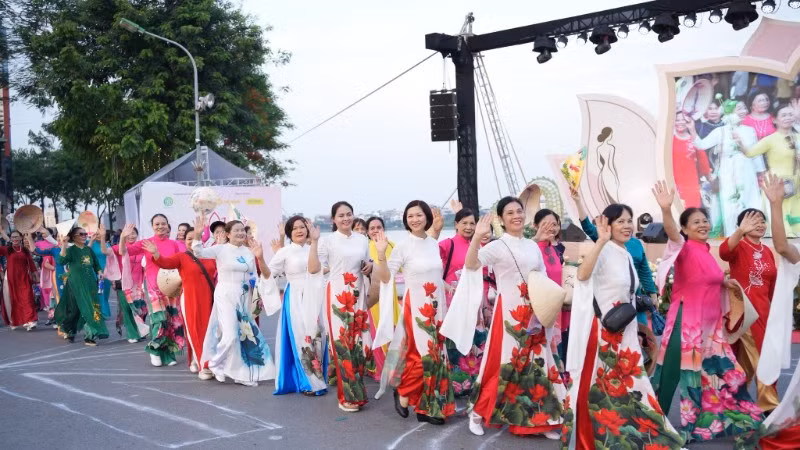 Lễ hội thu hút đông đảo khách du lịch nhờ những hoạt động văn hóa, nghệ thuật hấp dẫn.
