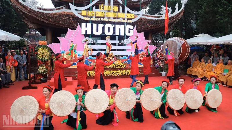Nhân dân được thưởng thức những tiết mục văn nghệ truyền thống trong lễ khai hội chùa Hương.