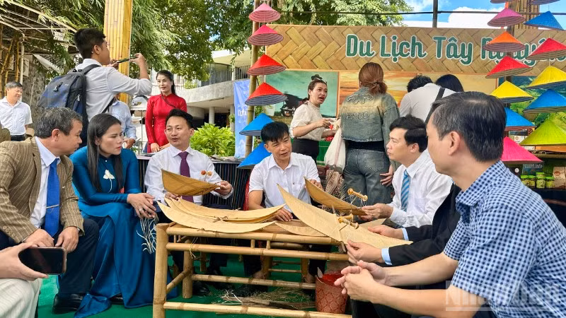 Các đại biểu tham quan gian hàng giới thiệu về văn hóa Hà Nội trong chương trình xúc tiến, quảng bá du lịch tại khu vực miền trung-Tây Nguyên.