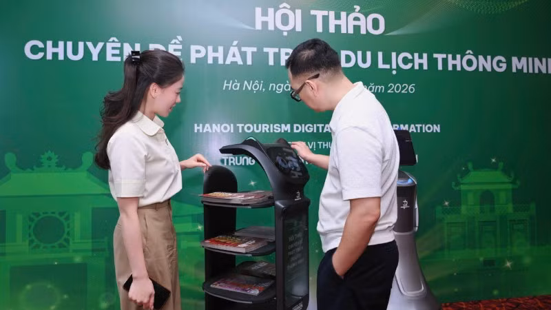 Các đại biểu trải nghiệm những ứng dụng du lịch thông minh tại hội thảo.