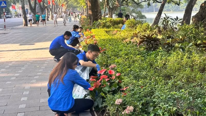 Phong trào "Ngày chủ nhật xanh" của tuổi trẻ Hoàn Kiếm góp phần làm cho Thủ đô sạch, đẹp hơn.