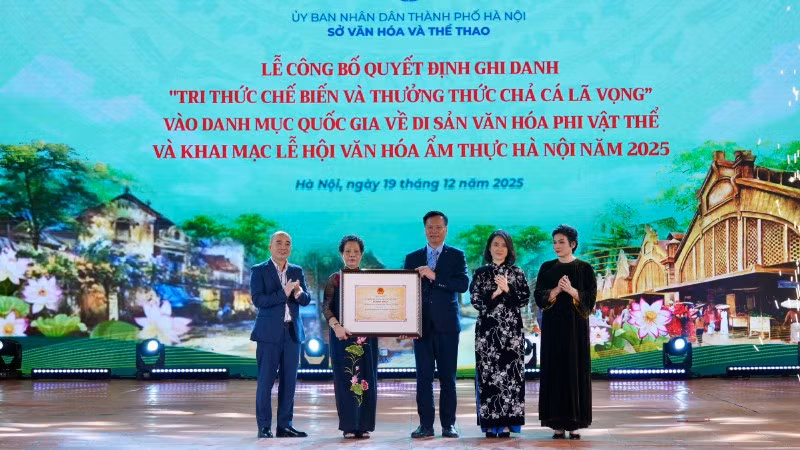 Thành phố Hà Nội công bố Quyết định ghi danh “Tri thức chế biến và thưởng thức Chả cá Lã Vọng” vào Danh mục quốc gia về di sản văn hóa phi vật thể.