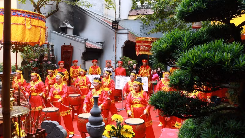 Trình diễn trống hội trong không gian đền Hoả thần.