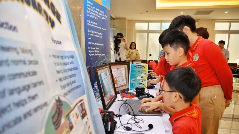 Học sinh quận Hoàn Kiếm học hỏi cách sử dụng các ứng dụng số.