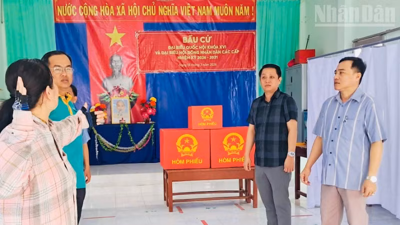Đồng chí Trần Thanh Tuấn, Chủ tịch Ủy ban nhân dân xã Châu Thới, tỉnh Cà Mau (bìa phải) kiểm tra rất kỹ tại các tổ bầu cử.