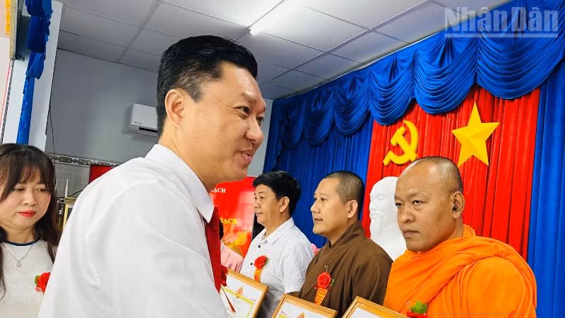 Bí thư phường Vĩnh Trạch (Cà Mau), đồng chí Ngô Hiếu Dân trao tặng giấy khen cho các vị sư sãi, chức sắc có thành tích tiêu biểu. (Ảnh: TRỌNG DUY)