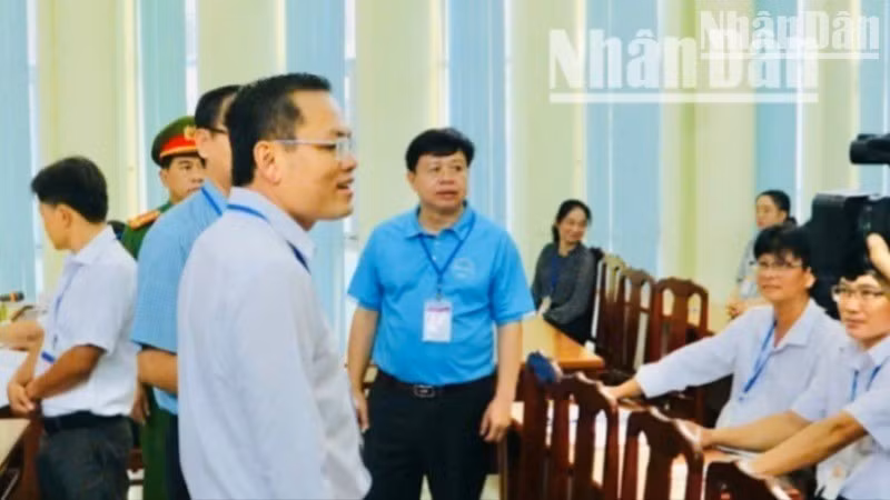 Đồng chí Nguyễn Văn Nguyên (áo xanh, đứng giữa), Giám đốc Sở Giáo dục và Đào tạo tỉnh Cà Mau cùng các đồng chí lãnh đạo Ủy ban nhân dân tỉnh, ngành chức năng kiểm tra các mặt công tác tại một trường học.