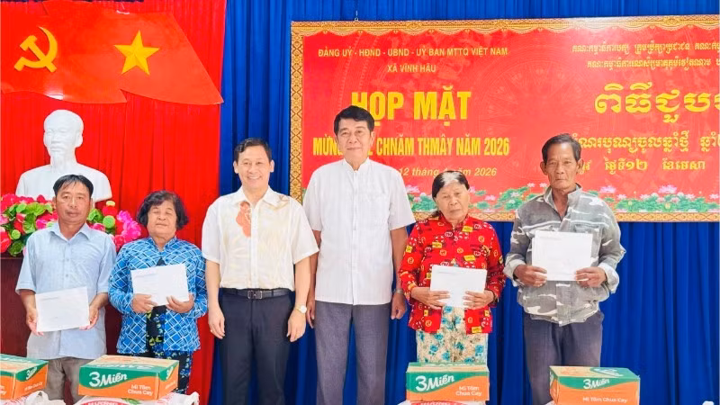 Tại buổi họp mặt, đại diện Thường trực Đảng ủy và Ủy ban nhân dân xã Vĩnh Hậu trao tặng quà một số hộ Khmer tiêu biểu.