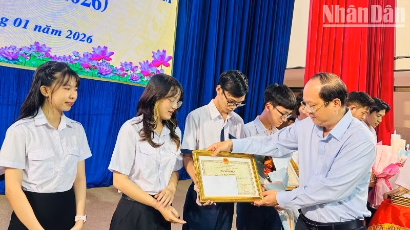 Đồng chí Nguyễn Hồ Hải, Bí thư Tỉnh ủy Cà Mau trao bằng khen của Ủy ban nhân dân tỉnh tặng các sinh viên có thành tích xuất sắc. (Ảnh: TRỌNG DUY)