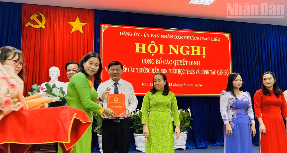 Đồng chí Tô Việt Thu, Ủy viên Ban Thường vụ Tỉnh ủy, Bí thư Đảng ủy, Chủ tịch Hội đồng nhân dân phường Bạc Liêu trao quyết định thành lập các trường sau sắp xếp. (Ảnh: TRỌNG DUY)
