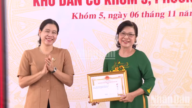 Đồng chí Tô Việt Thu, Thường vụ Tỉnh ủy Cà Mau, Bí thư phường Bạc Liêu trao tặng danh hiệu Khóm Văn hóa cho tập thể khóm 5. (Ảnh: HỒNG THƠ)