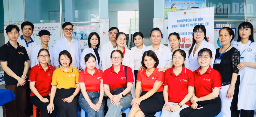 Các cán bộ Y tế Bệnh viện đa khoa Thanh Vũ Medic Bạc Liêu và Trạm Y tế phường Bạc Liêu (tỉnh Cà Mau) tại chương trình khám bệnh và phát thuốc miễn phí cho hơn 300 người cao tuổi trên địa bàn phường. (Ảnh: LIÊU KHẢI ĐẰNG).