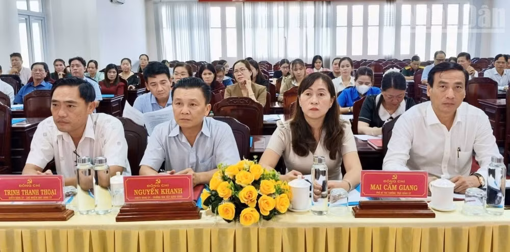Đảng ủy và Ủy ban nhân dân xã Hòa Bình tổ chức Hội nghị chuyên đề về việc sắp xếp các trường học trên địa bàn xã.
