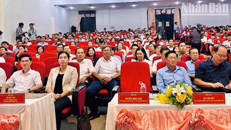 Đồng chí Nguyễn Hồ Hải, Bí thư Tỉnh ủy (đầu bìa trái) và các đồng chí trong Ban Thường vụ Tỉnh ủy Cà Mau dự khai mạc buổi tọa đàm. (Ảnh: TRỌNG DUY)