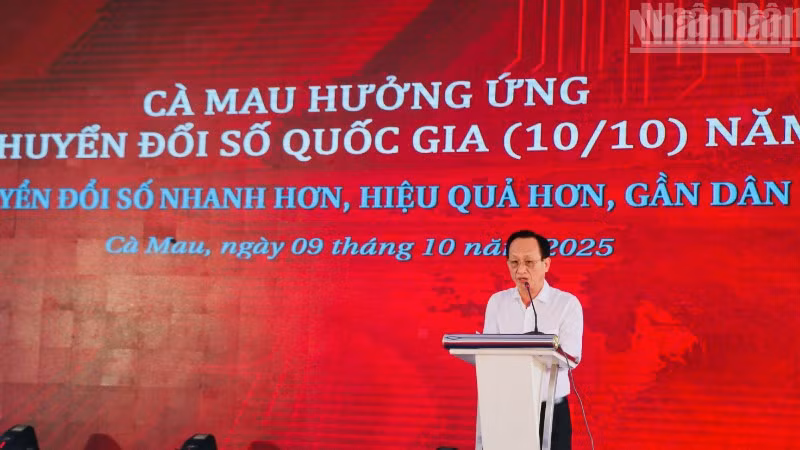 Đồng chí Phạm văn Thiều, Phó Bí thư Tỉnh ủy, Chủ tịch Hội đồng nhân dân tỉnh Cà Mau phát biểu tại chương trình "Cà Mau hưởng ứng Ngày chuyển đổi số quốc gia năm 2025".