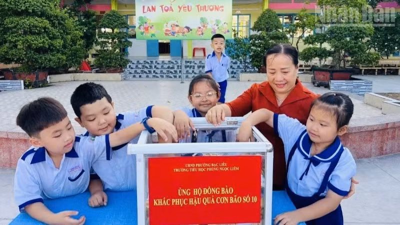 Cô Nguyễn Thị Nguyệt, Bí thư Chi bộ, Hiệu trưởng Trường tiểu học Phùng Ngọc Liêm (phường Bạc Liêu, tỉnh Cà Mau) và các em học sinh của trường tích cực tham gia ủng hộ đồng bào khắc phục hậu quả mưa bão thời gian qua.