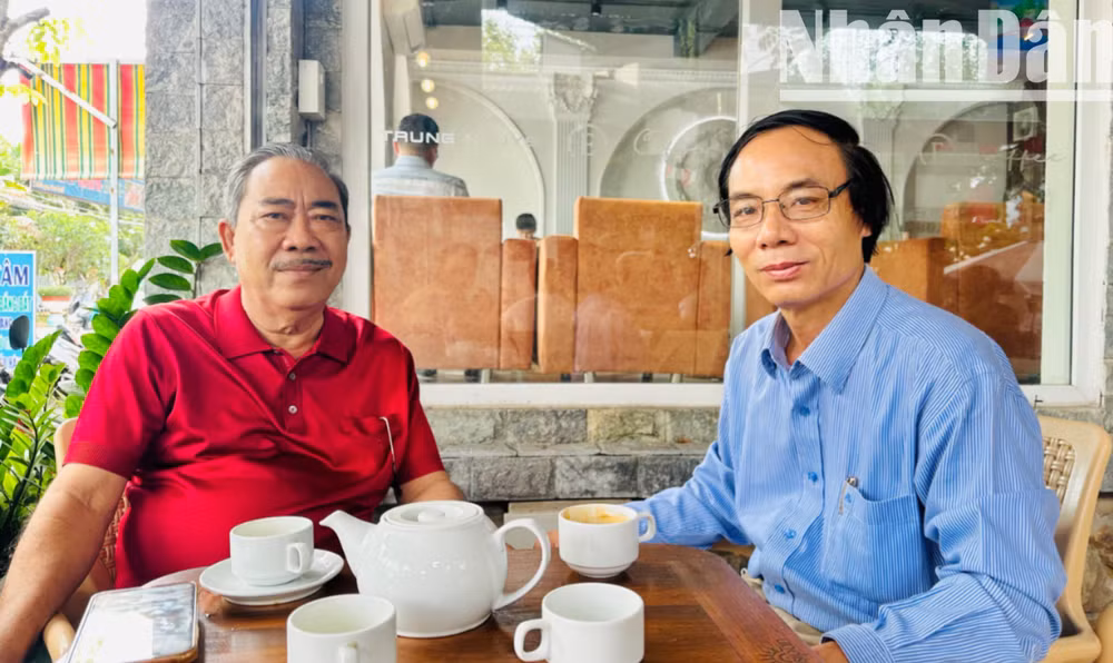 Nhà văn Phan Trung Nghĩa (áo đỏ) trò chuyện với nhà báo Trọng Duy (Báo Nhân Dân) về chủ đề: Để Bạc Liêu-Cà Mau phát triển nhanh, bền vững.