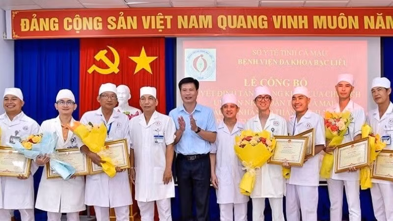 Lãnh đạo Sở Y tế và Bệnh viện Đa khoa Bạc Liêu trao bằng khen của Ủy ban nhân dân tỉnh Cà Mau cho ê-kíp trực có thành tích xuất sắc.