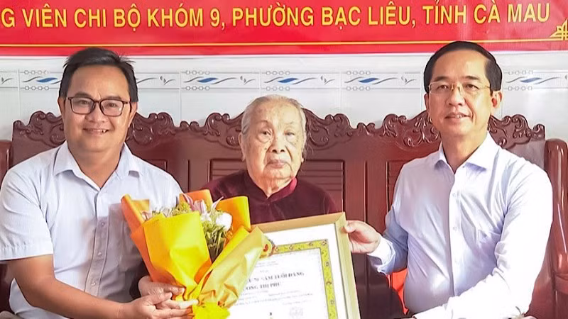 Đồng chí Hồ Thanh Thủy, Phó Bí thư Tỉnh ủy, Chủ tịch Ủy ban Mặt trận Tổ quốc Việt Nam tỉnh Cà Mau (bên phải) và đồng chí Trương Công Điện, Phó Bí thư Thường trực Đảng ủy phường Bạc Liêu trao tặng Huy hiệu 70 năm tuổi Đảng cho đồng chí Dương Thị Phủ, hiện hoạt tại Khóm 9, phường Bạc Liêu.