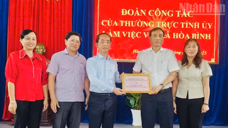 Nhân dịp đến làm việc tại xã Hòa Bình, Đoàn công tác của Thường trực Tỉnh ủy Cà Mau đã hỗ trợ 40 máy vi tính cho Thư viện Trường Tiểu học Hòa Bình A. Nguồn kinh phí do lãnh đạo Ủy ban nhân dân dân tỉnh vận động, tài trợ.