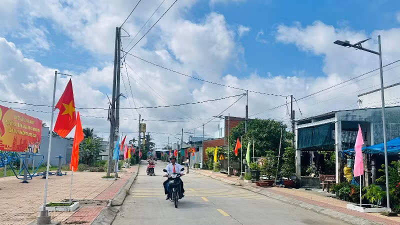 Nhờ Trung ương và tỉnh quan tâm hỗ trợ, cùng với sự nỗ lực của Đảng bộ và nhân dân, hôm nay các tuyến đường nông thôn ở Hưng Hội - xã có gần 30% đồng bào Khmer đã thật sự "thay da đổi thịt", ngày một khởi sắc. (Ảnh: TRỌNG DUY)
