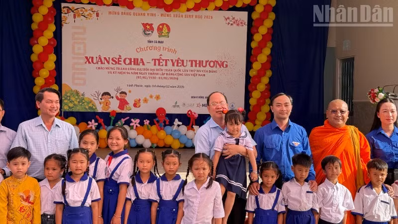 Đồng chí Nguyễn Hồ Hải (đứng giữa, đeo kính), Ủy viên Trung ương Đảng, Bí thư Tỉnh ủy Cà Mau dự Chương trình "Tết sum vầy - Xuân ơn Đảng" tại xã Vĩnh Phước.