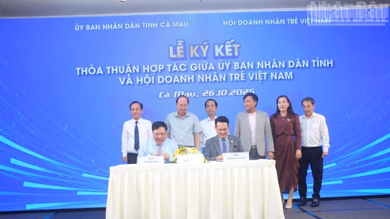 Đồng chí Bí thư Tỉnh ủy và các Phó Bí thư Tỉnh ủy Cà Mau chứng kiến lễ ký kết thỏa thuận hợp tác giữa Ủy ban nhân dân tỉnh và Hội Doanh nhân trẻ Việt Nam. (Ảnh: TRỌNG DUY)