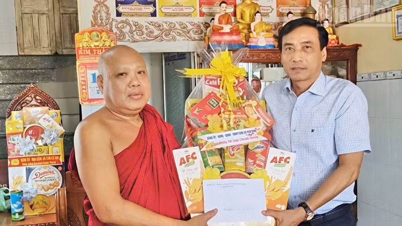 Đồng chí Hồ Văn Linh, Bí thư Đảng ủy xã Hòa Bình, tặng quà Tết cho Thượng tọa Danh Dần, trụ trì chùa Hòa Bình mới.
