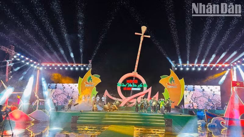 Quang cảnh buổi lễ. (Ảnh: TRỌNG DUY)