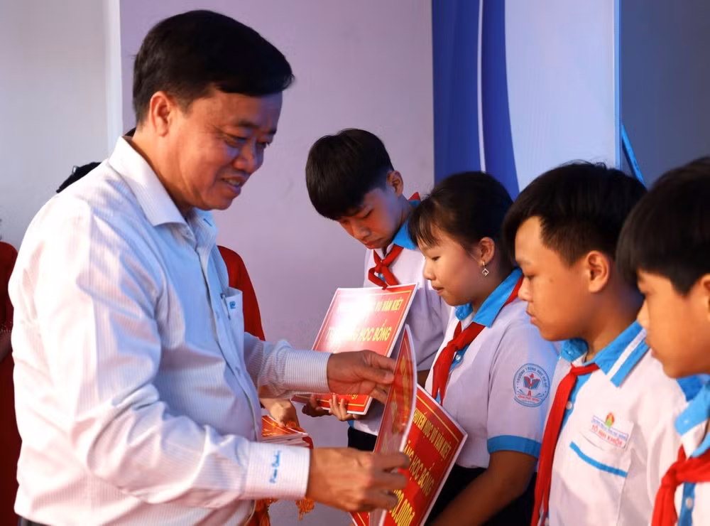 dong-chi-huynh-quoc-viet.jpg