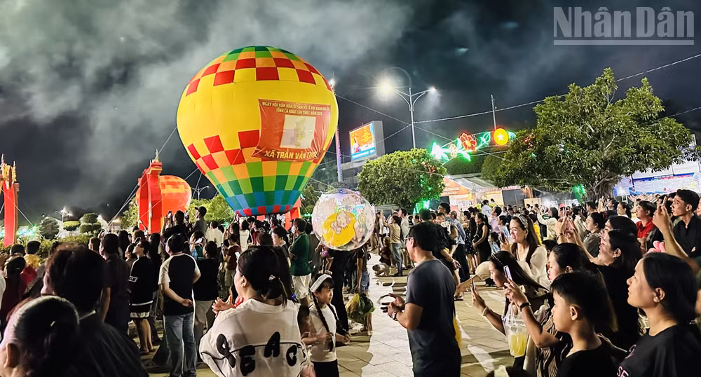 Đông đảo nhân dân trong tỉnh Cà Mau "đổ xô" về phường Bạc Liêu tận mắt chứng kiến Ngày hội Văn hóa di sản và Lễ hội Khinh khí cầu lần thứ I, năm 2026. (Ảnh: TRỌNG DUY)