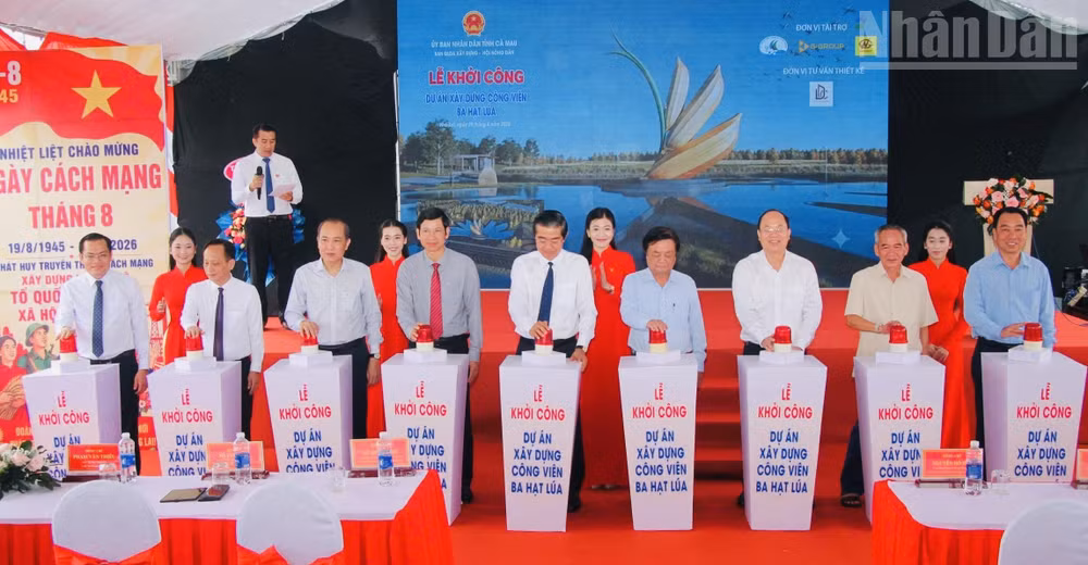 Các đại biểu thực hiện nghi thức khởi công dự án công viên Ba Hạt Lúa tại xã Vĩnh Lợi, tỉnh Cà Mau. (Ảnh: TRỌNG DUY)
