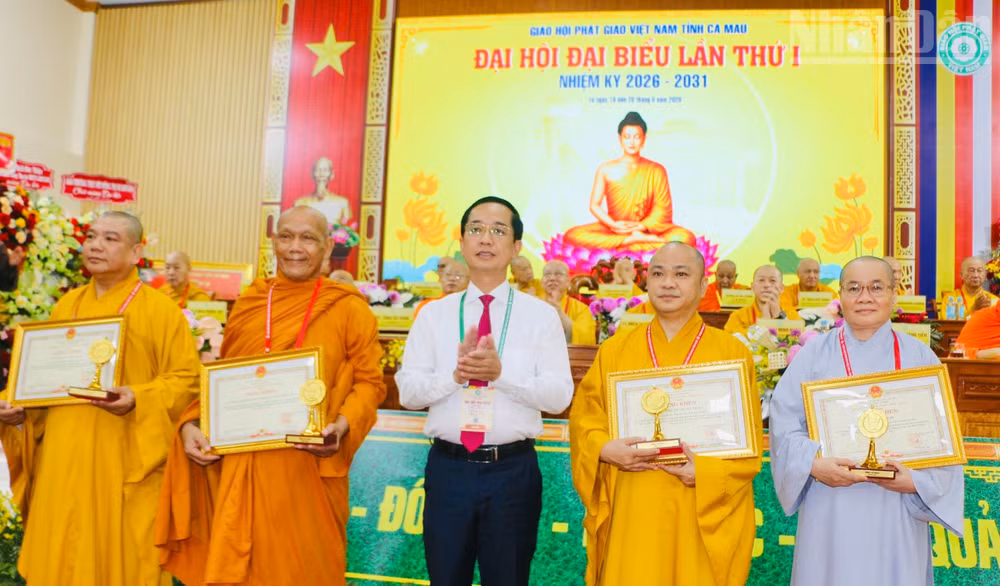 Đồng chí Hồ Thanh Thủy, Phó Bí thư Tỉnh ủy, Chủ tịch Ủy ban Mặt trận Tổ quốc Việt Nam tỉnh Cà Mau trao bằng khen của Ủy ban nhân dân tỉnh tặng Ban Trị sự Giáo hội Phật giáo Việt Nam tỉnh Cà Mau.
