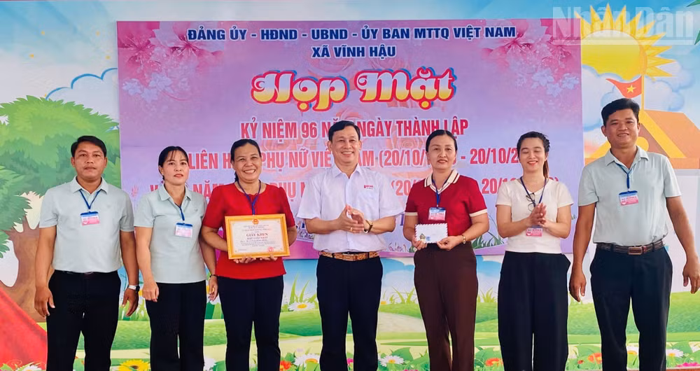 Đồng chí Trần Hoàng Khải, Chủ tịch Ủy ban nhân dân xã Vĩnh Hậu (tỉnh Cà Mau) trao Giấy khen và phần thưởng cho đơn vị đoạt giải Hội thi nấu ăn với chủ đề “Bữa cơm gia đình”. (Ảnh: QUANG THÁI)