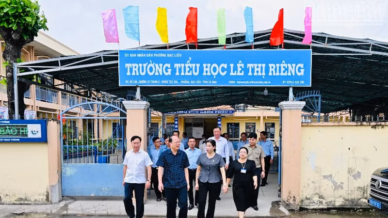 Đồng chí Nguyễn Hồ Hải, Bí thư Tỉnh ủy Cà Mau (áo xanh,giữa) và Đoàn công tác đến thăm Trường tiểu học Lê Thị Riêng thuộc phường Bạc Liêu.
