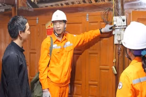 Hướng dẫn khách hàng sử dụng điện an toàn, chống chập cháy nổ tại các nhà sàn bằng gỗ nằm trong khu du lịch cộng đồng. (Ảnh: Báo Nhân Dân)