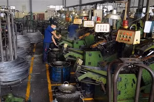 Trong ảnh: Dây chuyền sản xuất ốc vít tại nhà máy Công ty cổ phần sản xuất thương mại Vĩ Nam Việt. (Ảnh: An Hiếu - TTXVN)