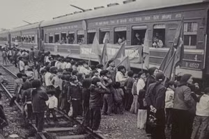 Hưởng ứng phong trào lao động xây dựng đất nước, hàng nghìn người dân lên đường đi xây dựng vùng kinh tế. (Ảnh: TTXVN)