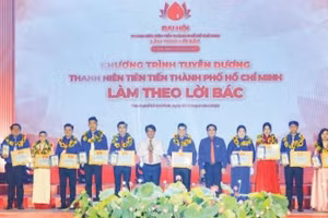 Thành đoàn Thành phố Hồ Chí Minh tuyên dương các thanh niên tiên tiến làm theo lời Bác.